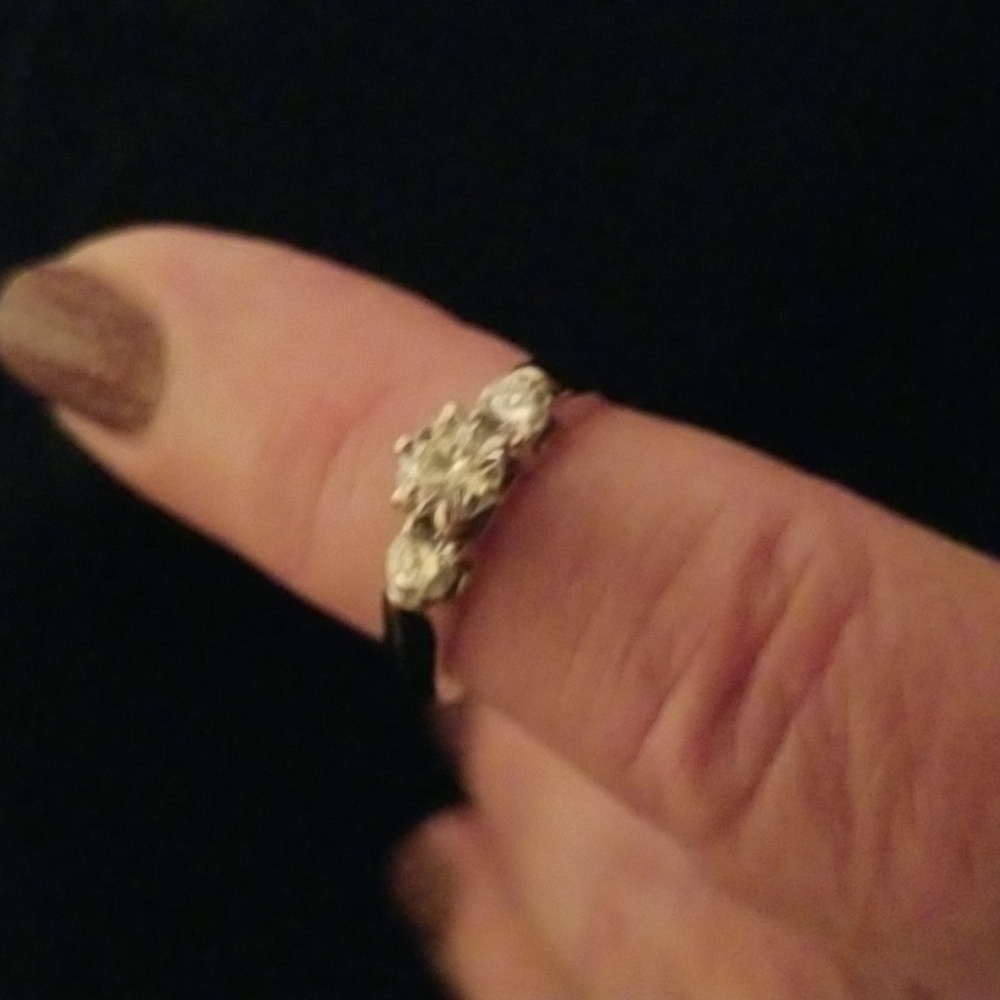 18K gold ring with 3 Beautiful Diamonds - Picture 9 of 13